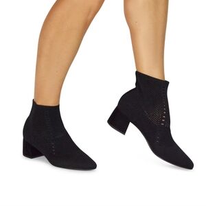 NWOB Eileen Fisher Honey knit booties